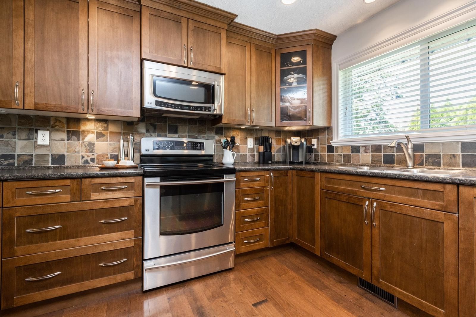 Listing Image 12
