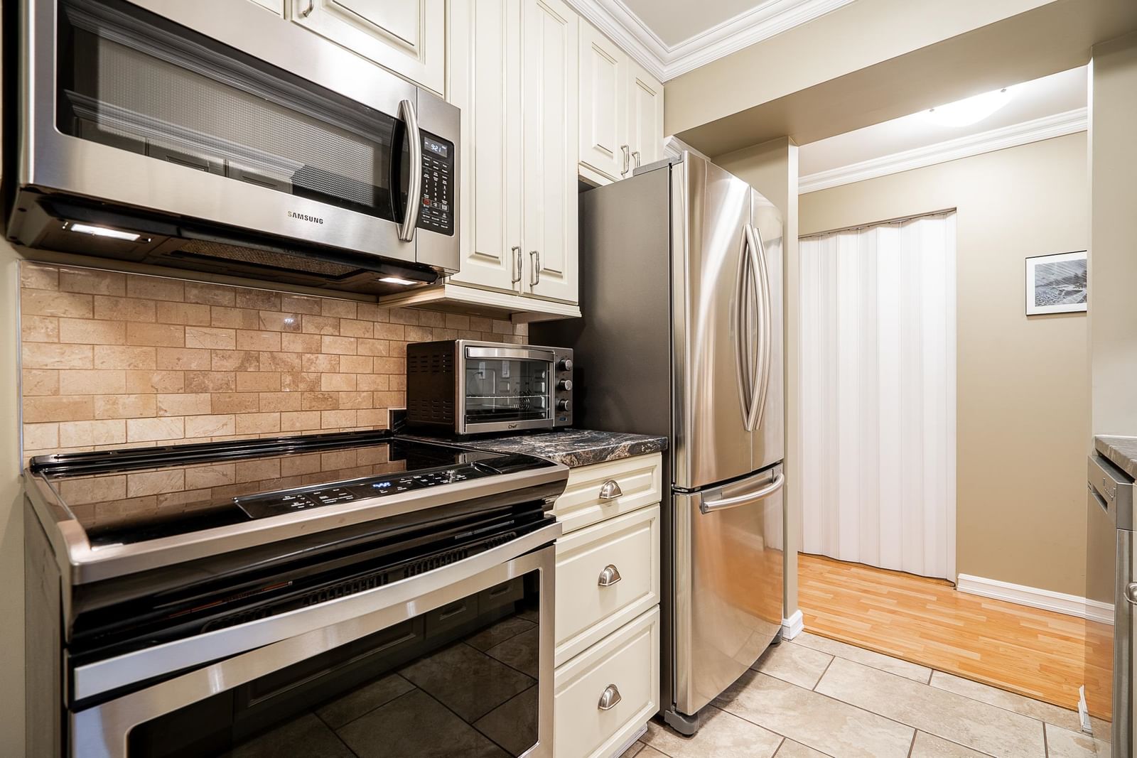 Listing Image 12