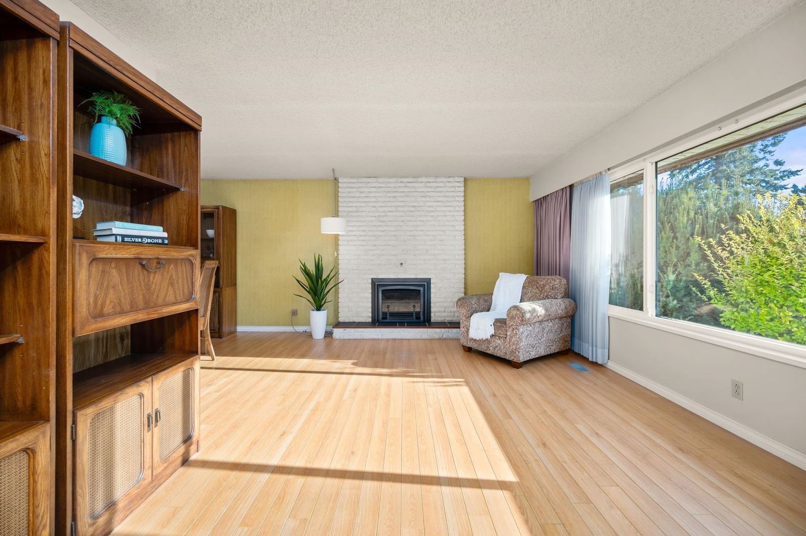 Listing Image 4