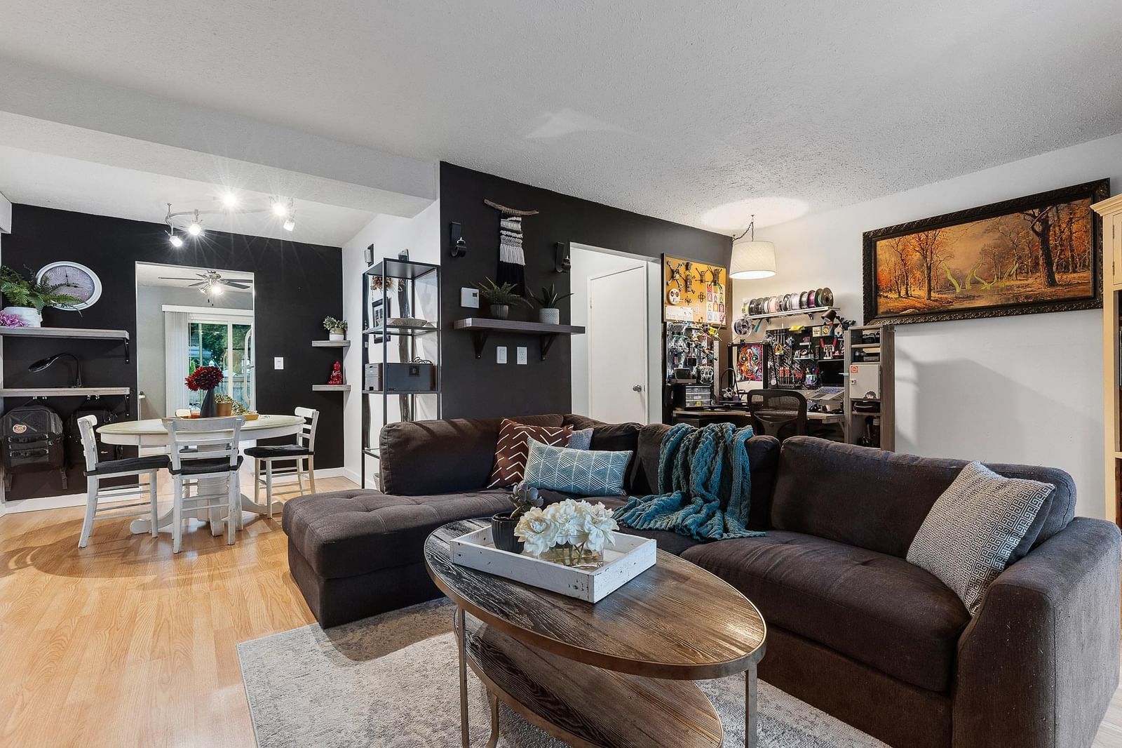 Listing Image 11