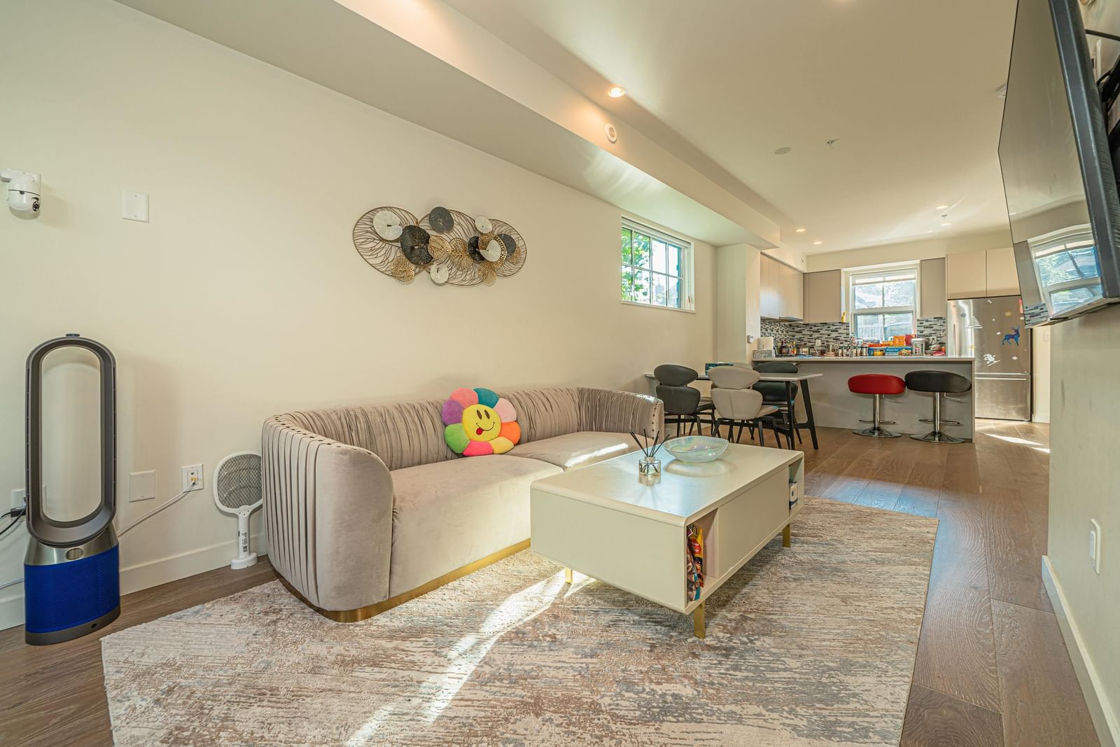 Listing Image 9