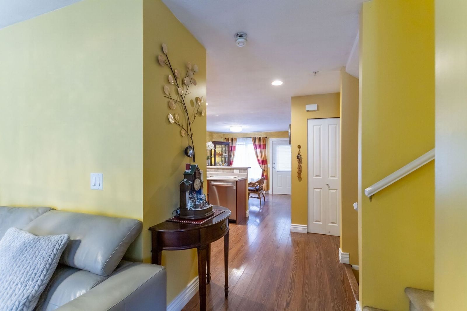 Listing Image 4