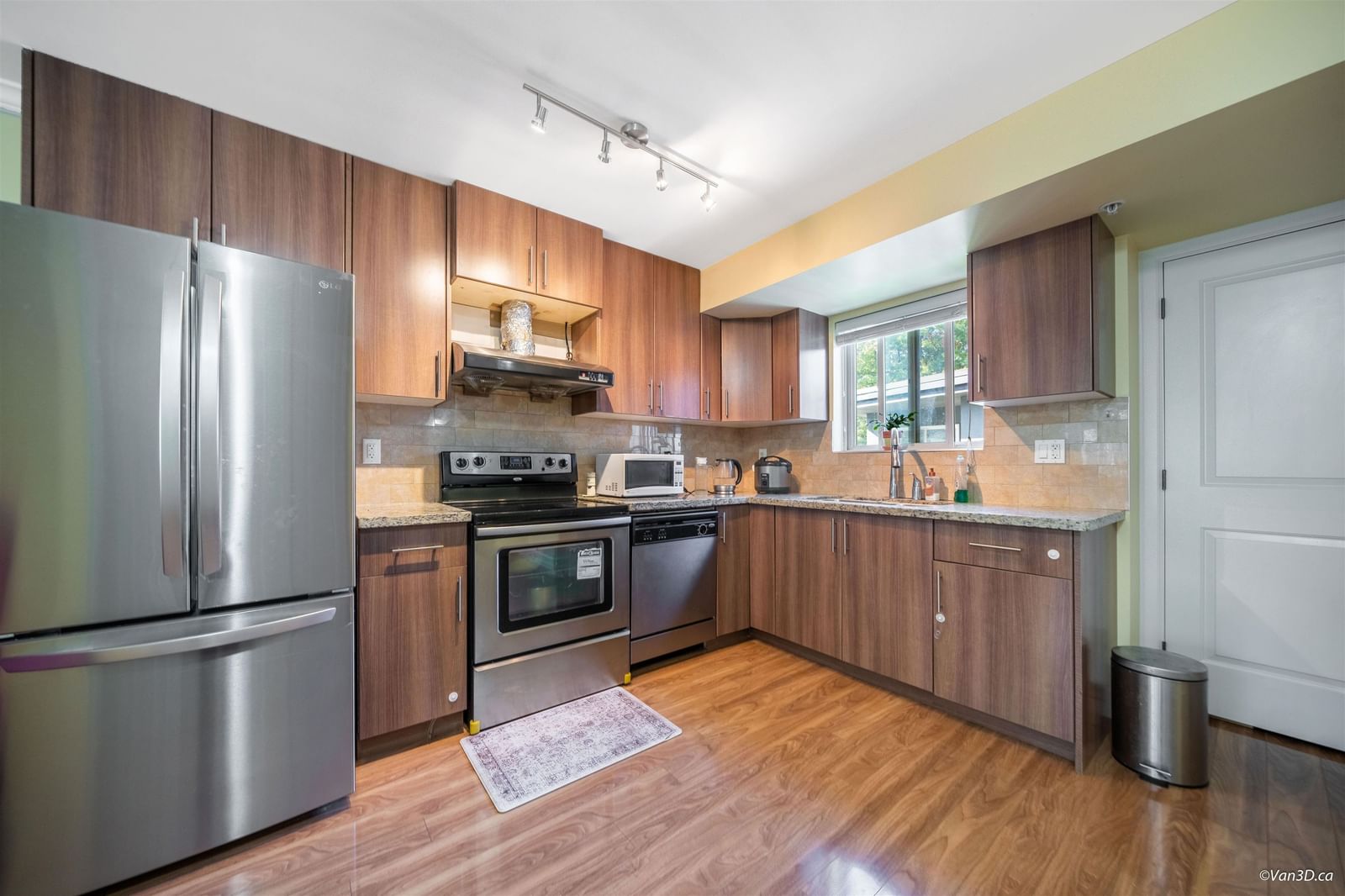 Listing Image 6
