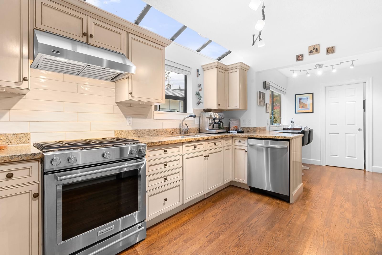 Listing Image 12