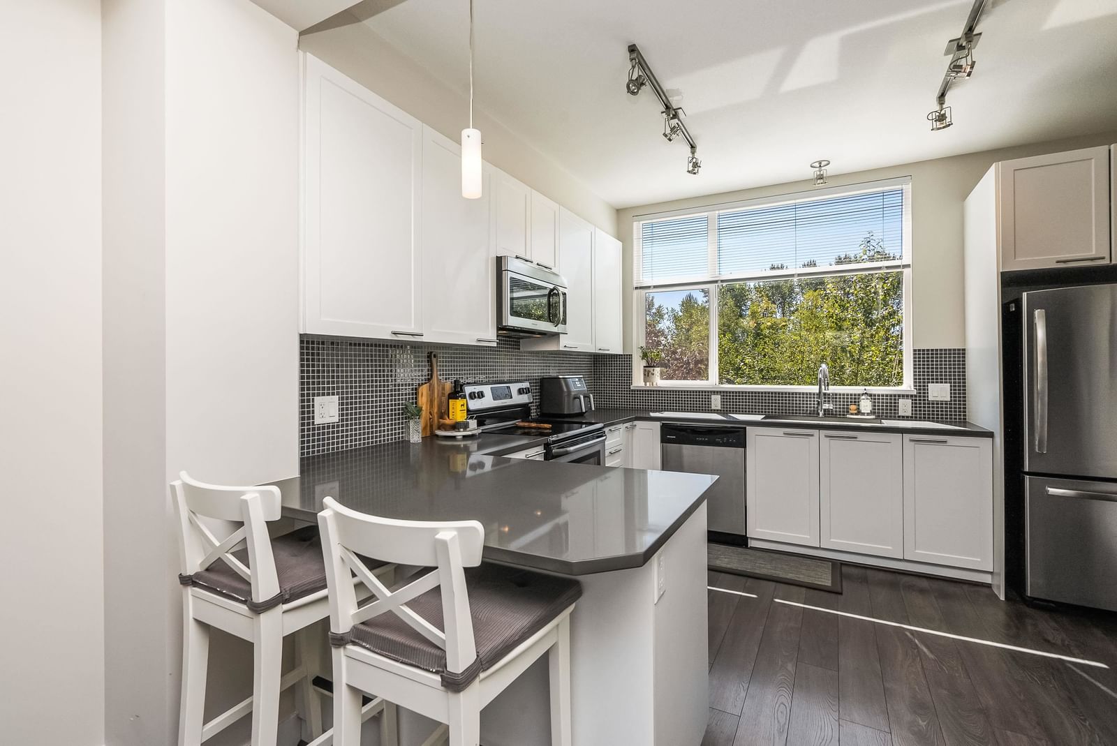 Listing Image 10