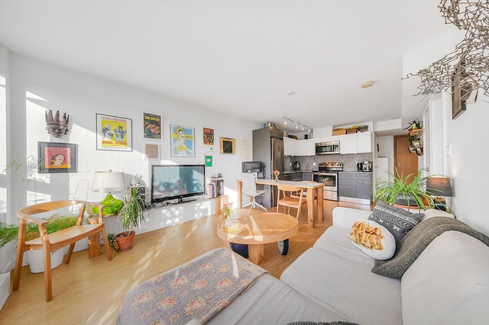 Listing Image 12