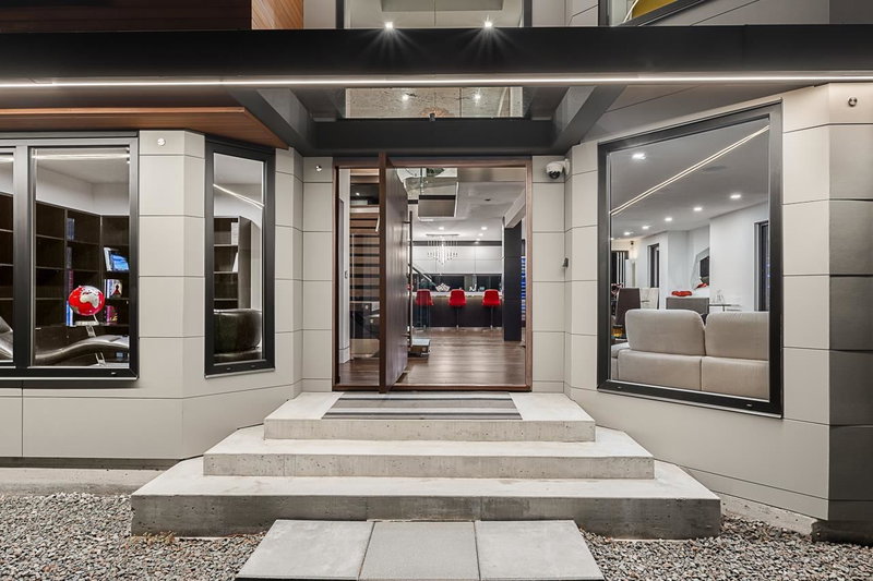 4577 Capilano Road, North Vancouver, V7R 4K2 | Image 2