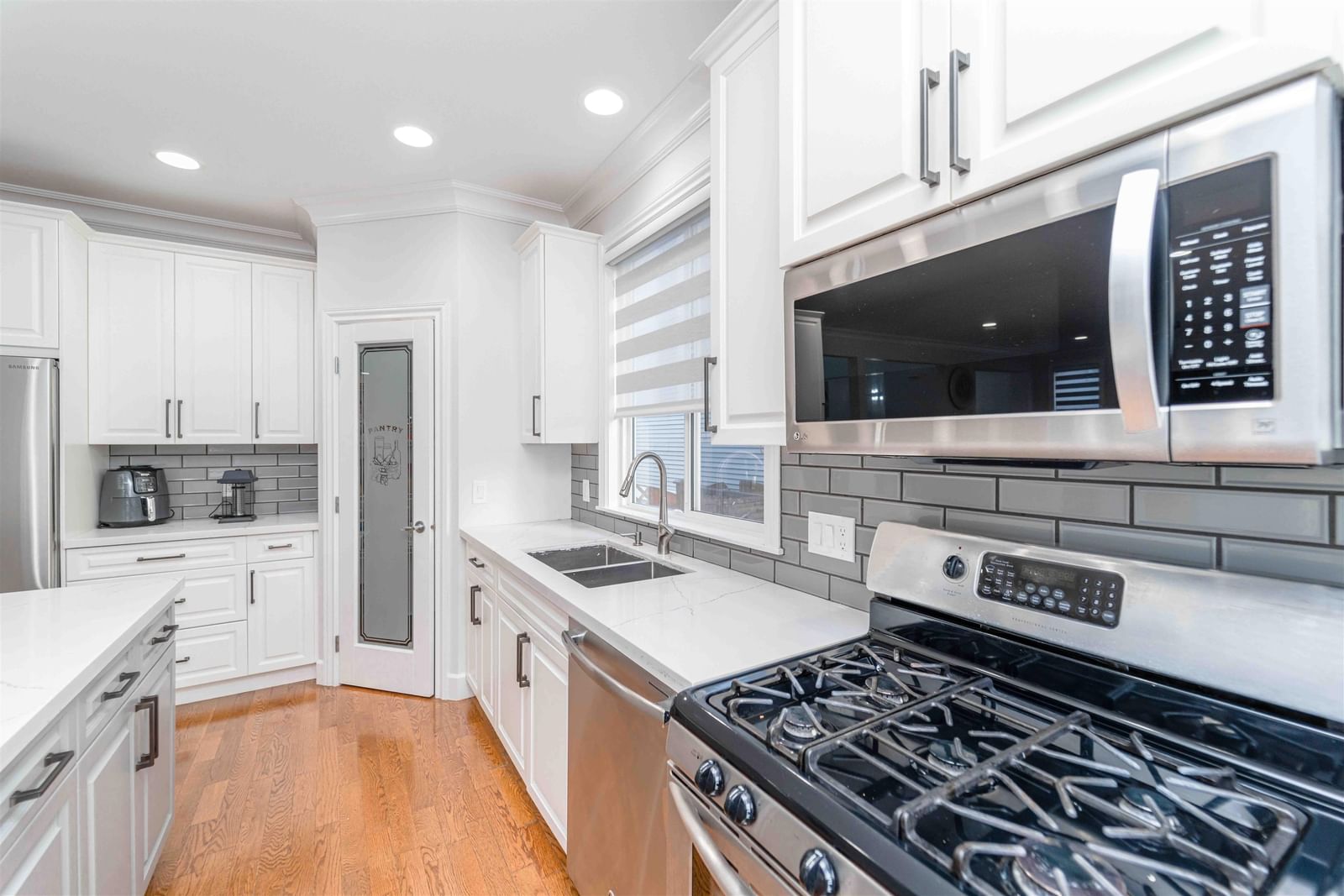 Listing Image 10