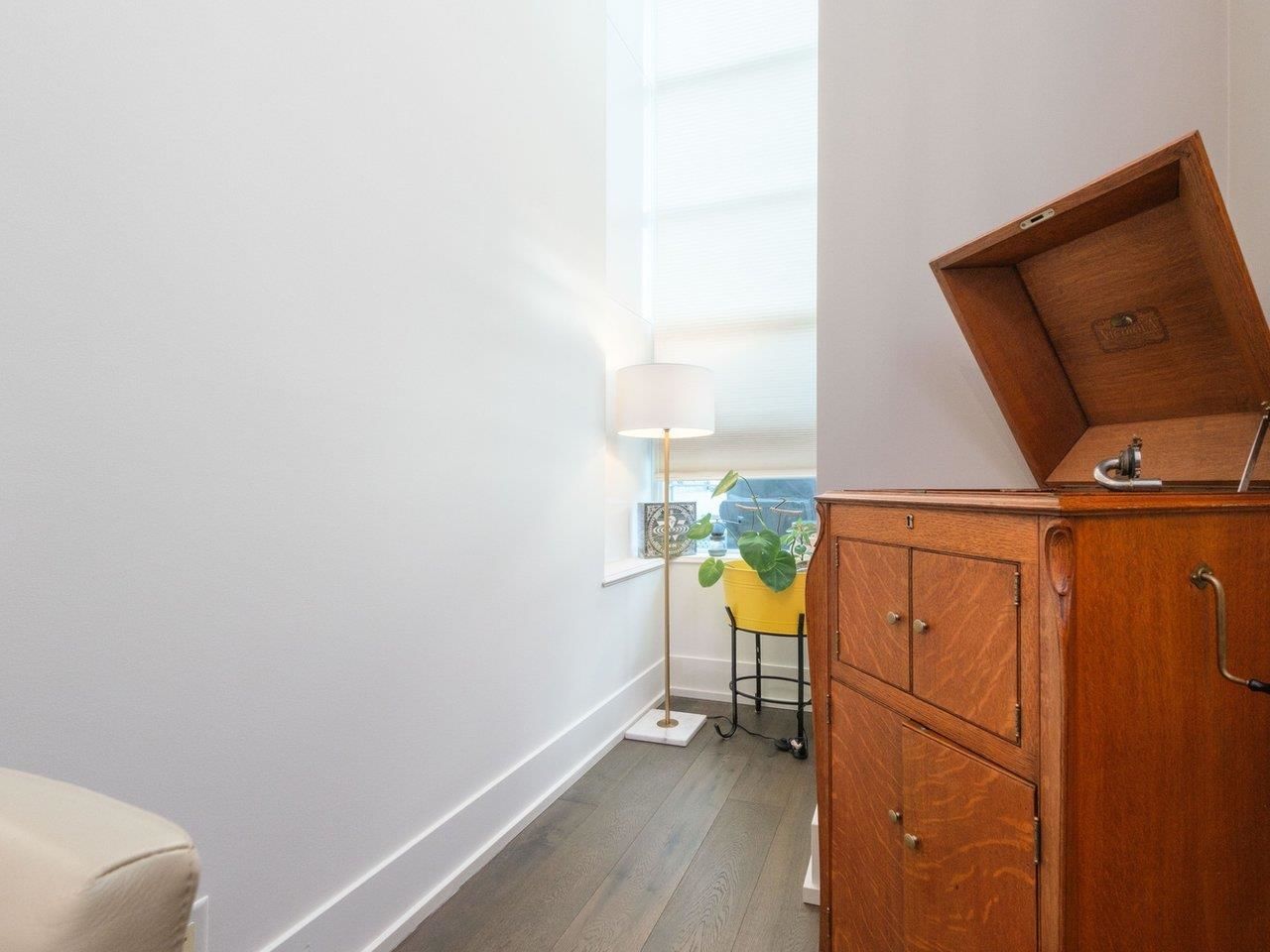 Listing Image 11