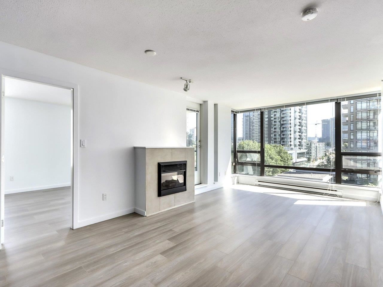 Listing Image 4