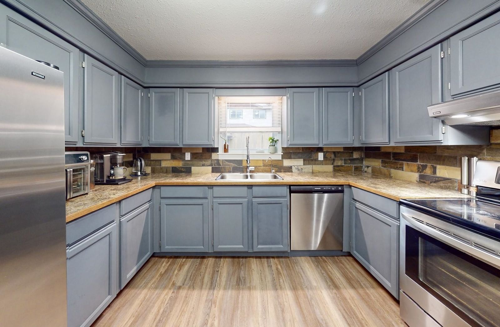 Listing Image 9