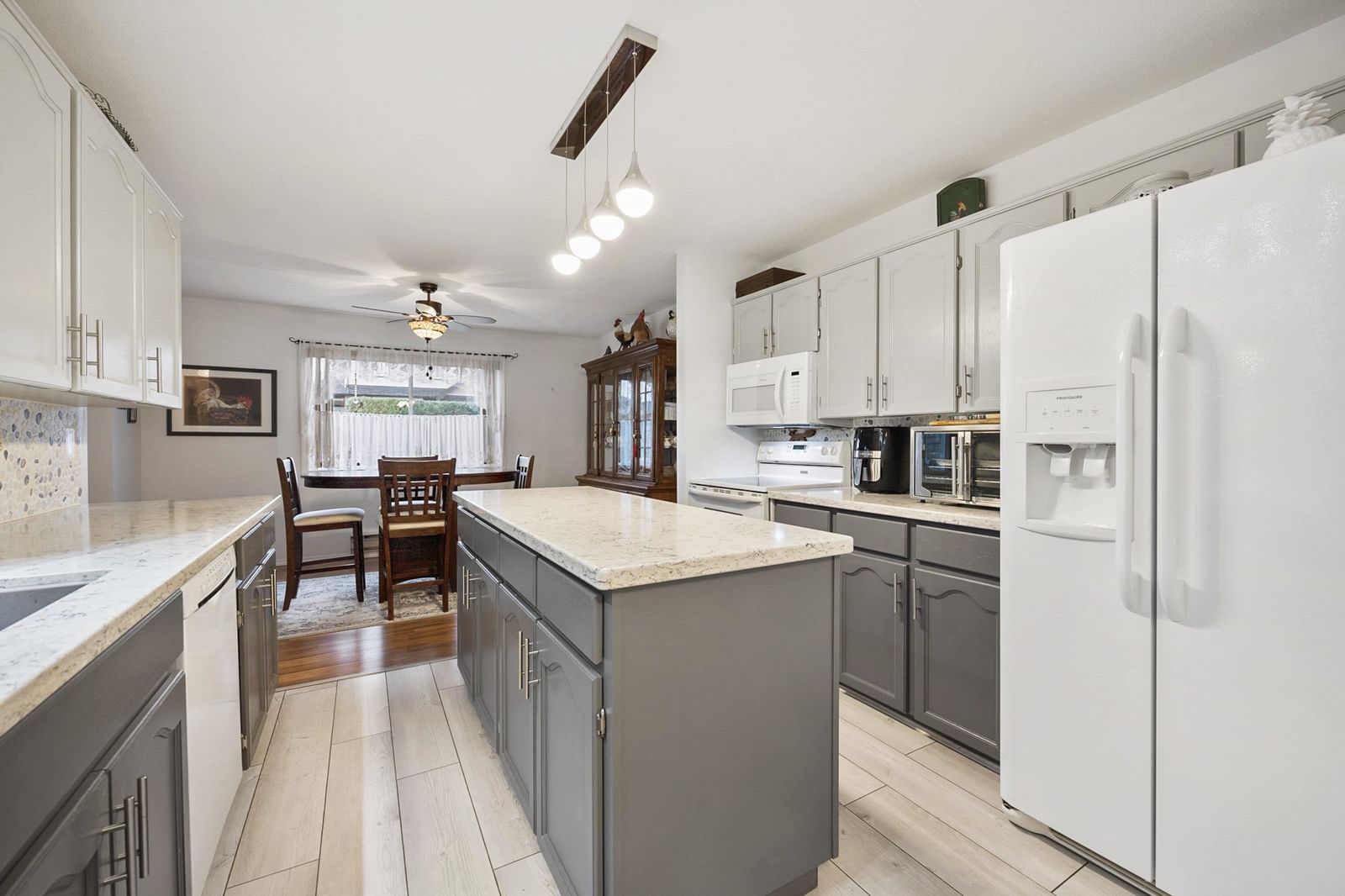 Listing Image 6