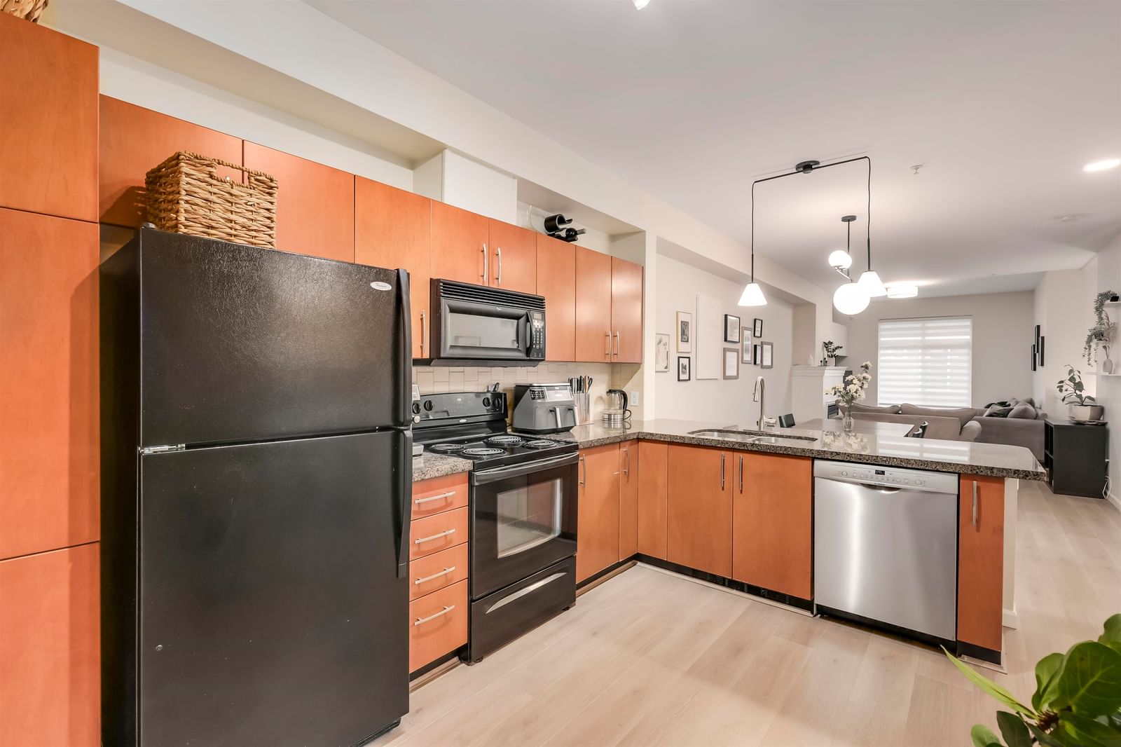Listing Image 9
