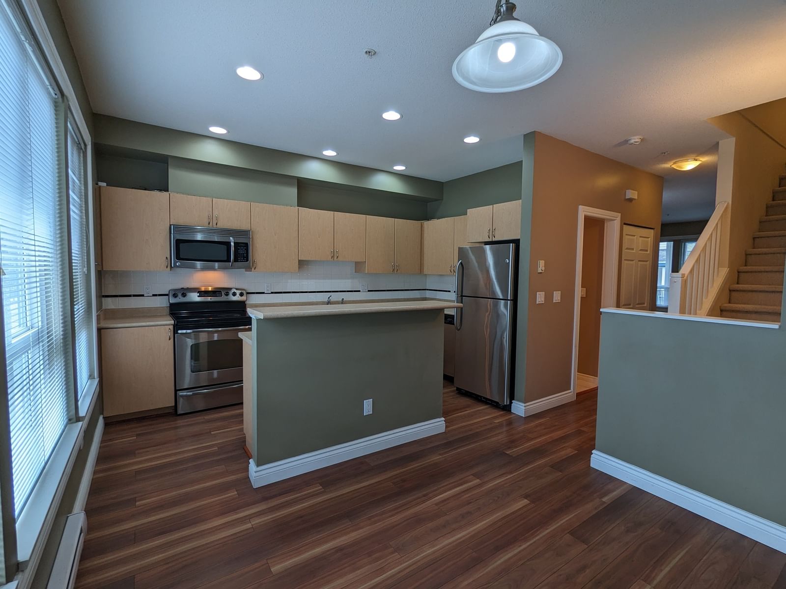 Listing Image 4