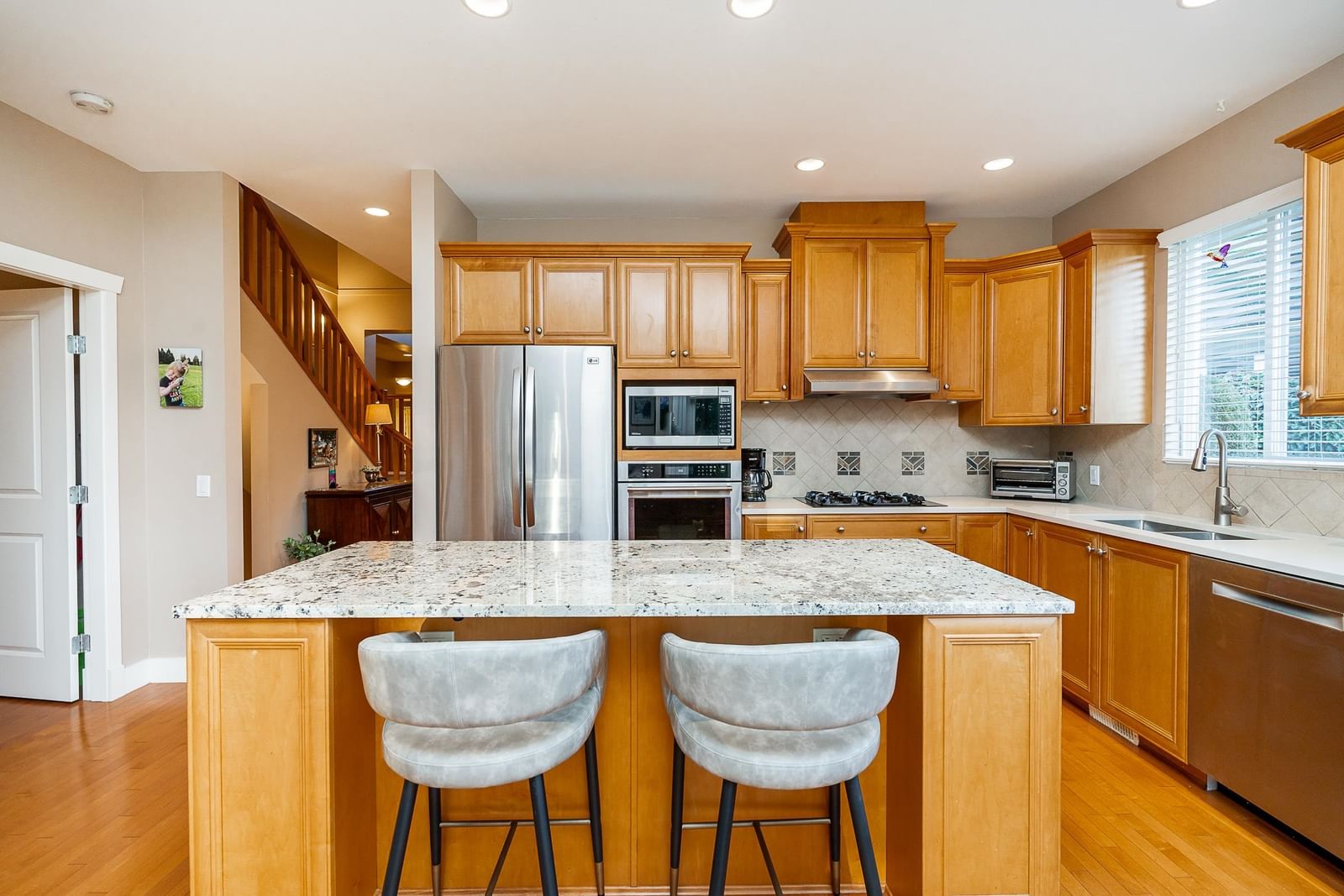 Listing Image 4