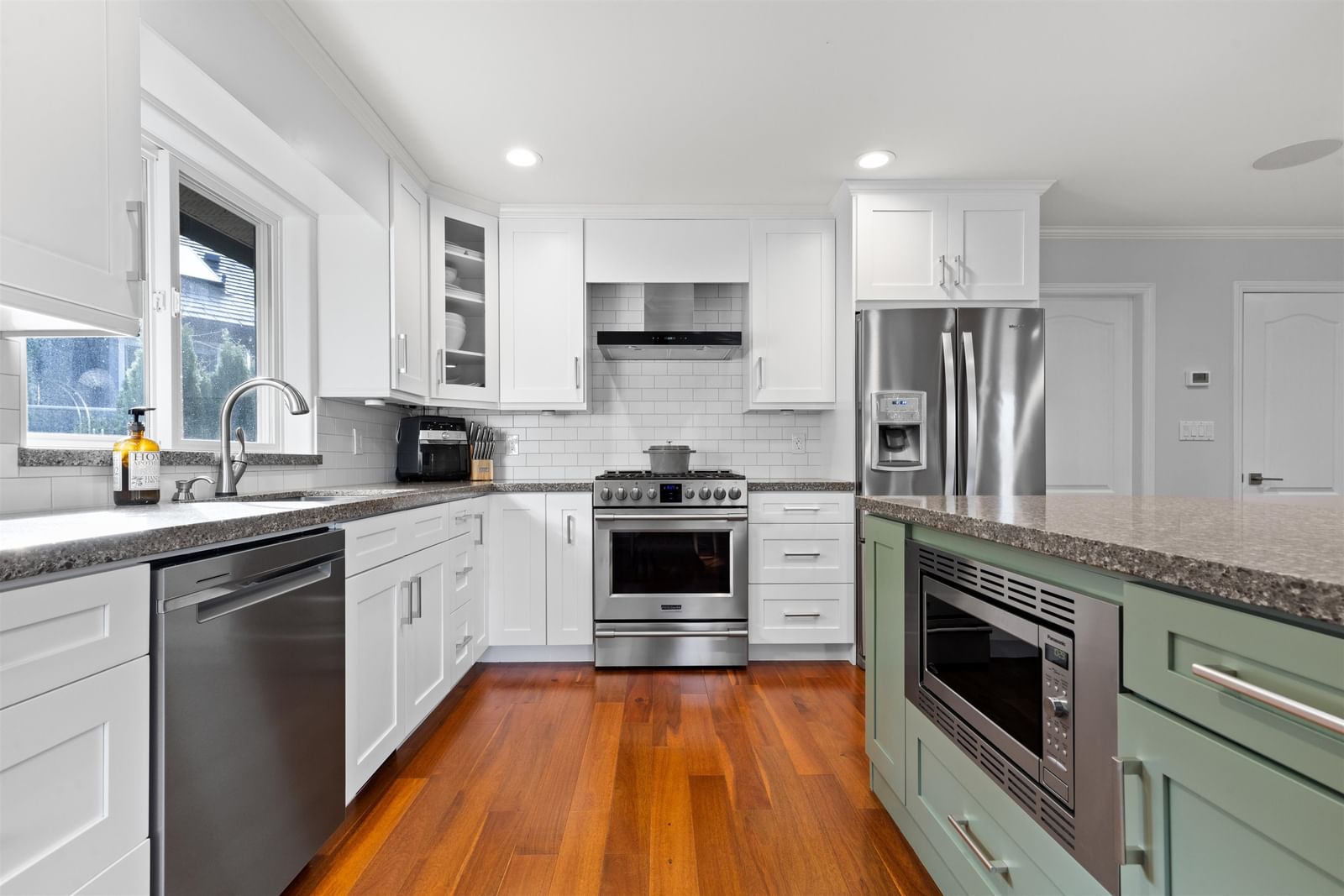 Listing Image 12