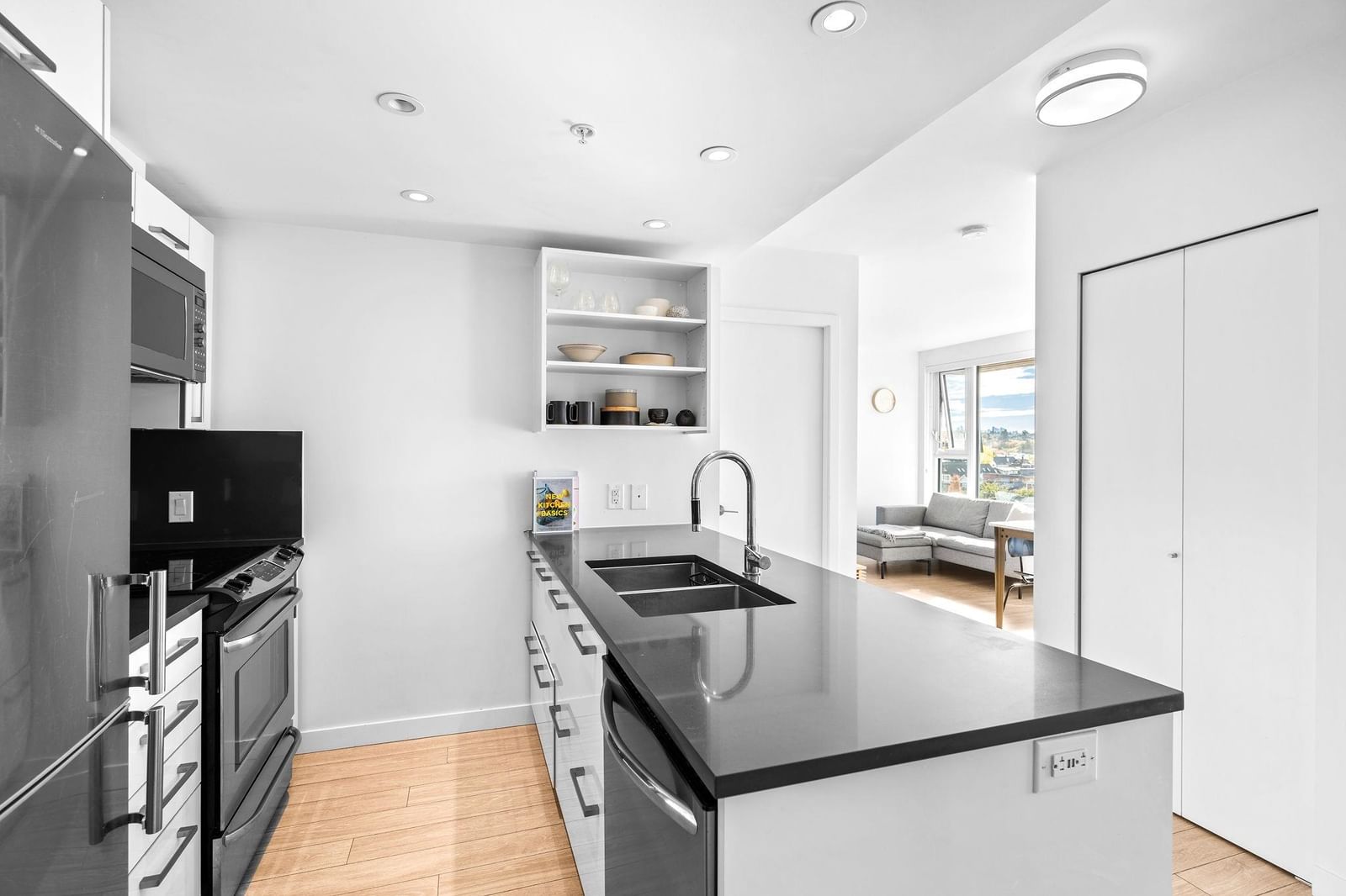 Listing Image 12