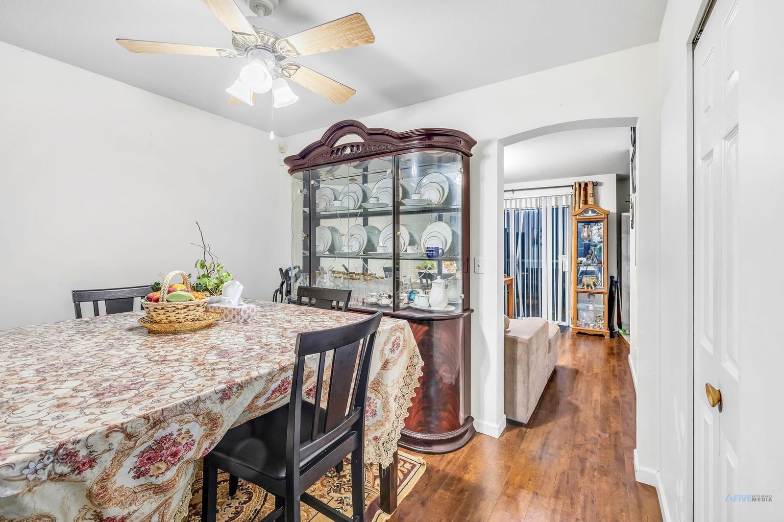 Listing Image 9