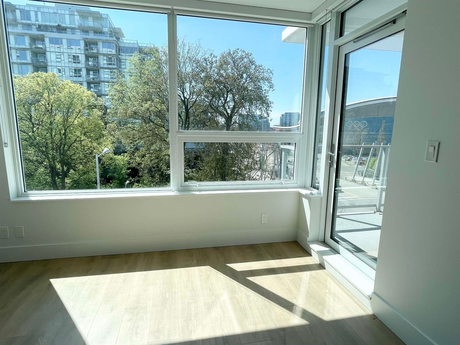Listing Image 5