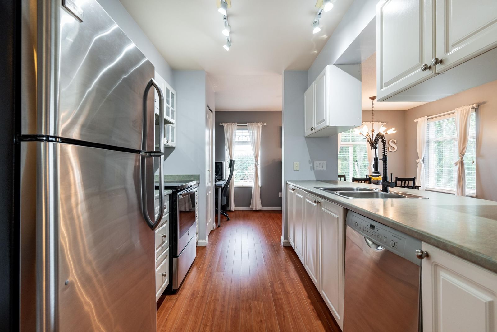 Listing Image 12