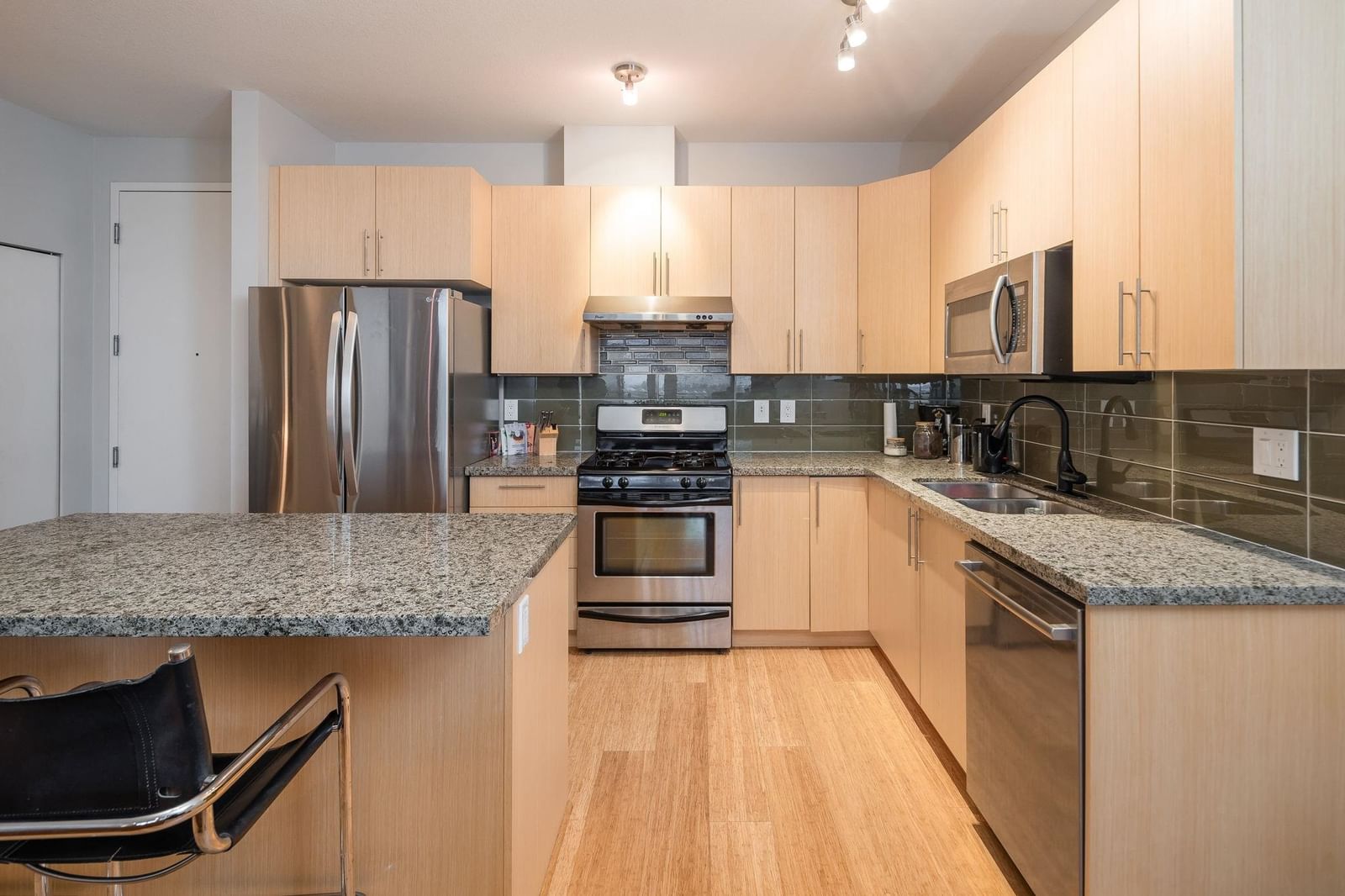 Listing Image 11