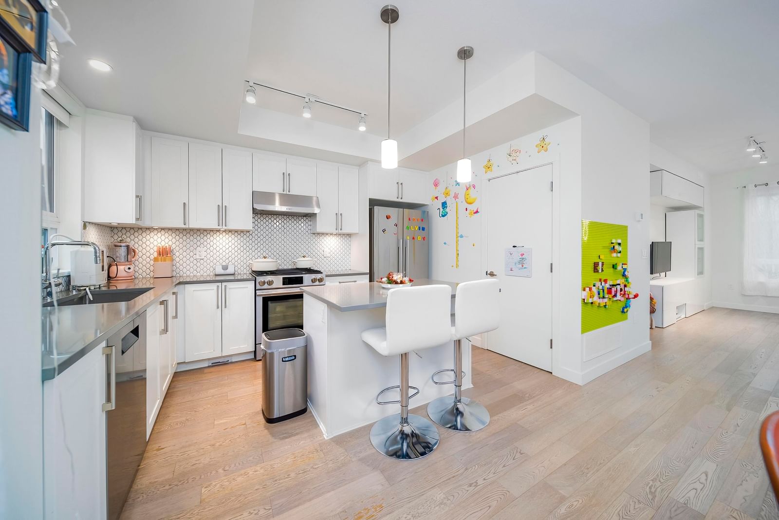 Listing Image 11