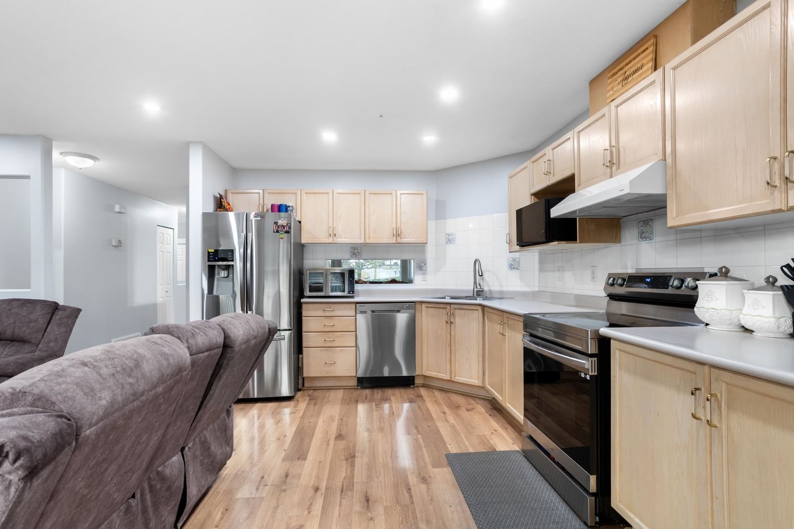 Listing Image 12