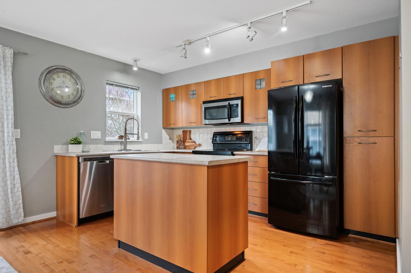 Listing Image 12