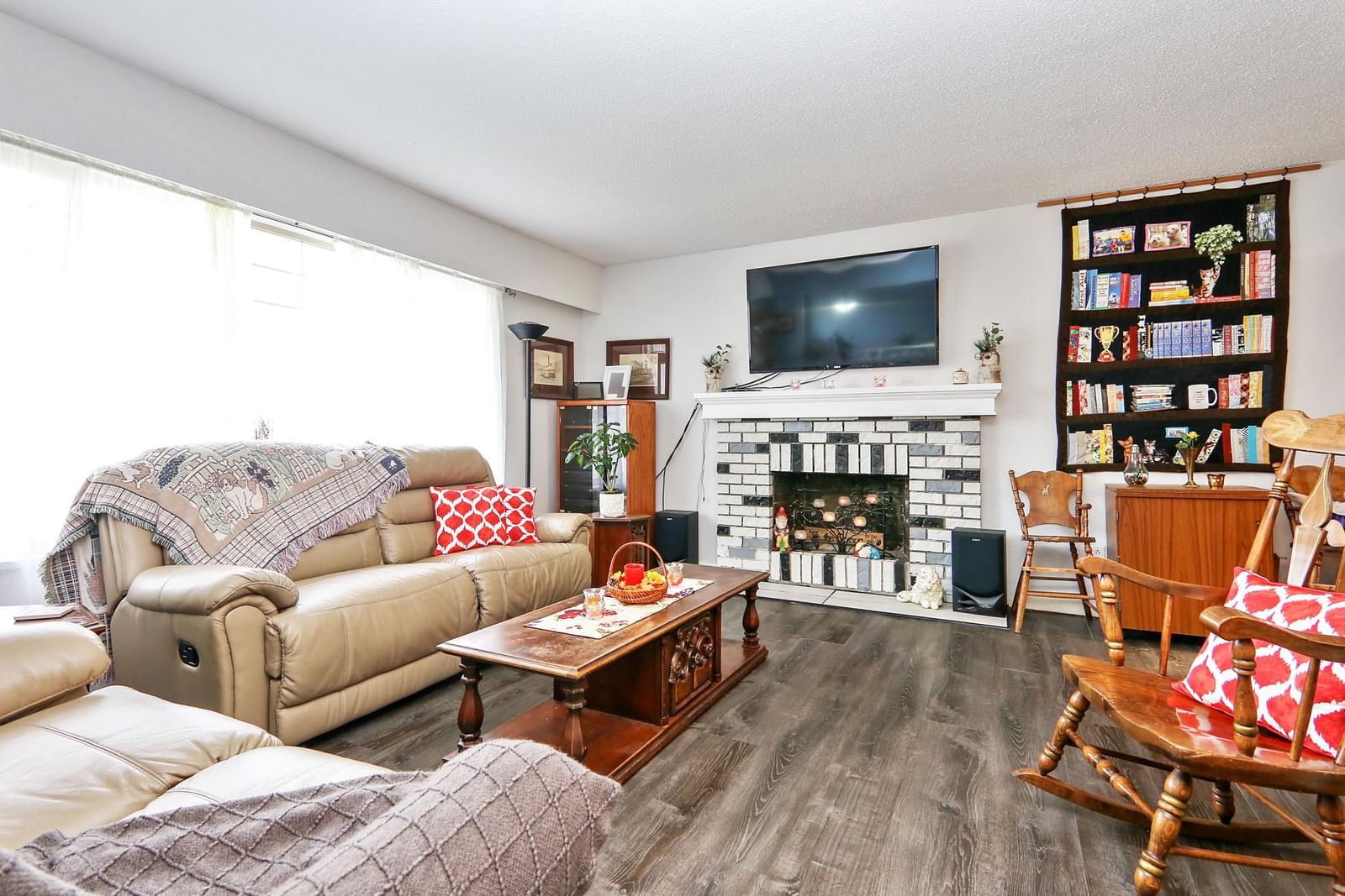 Listing Image 4