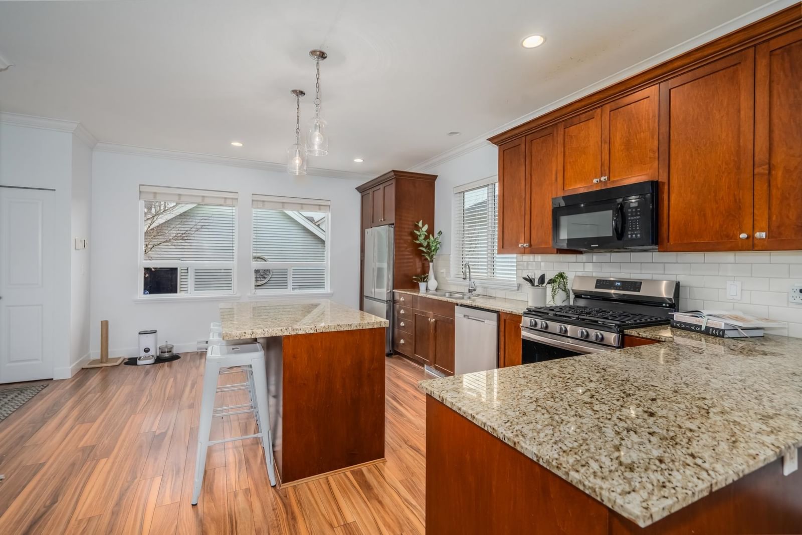 Listing Image 10