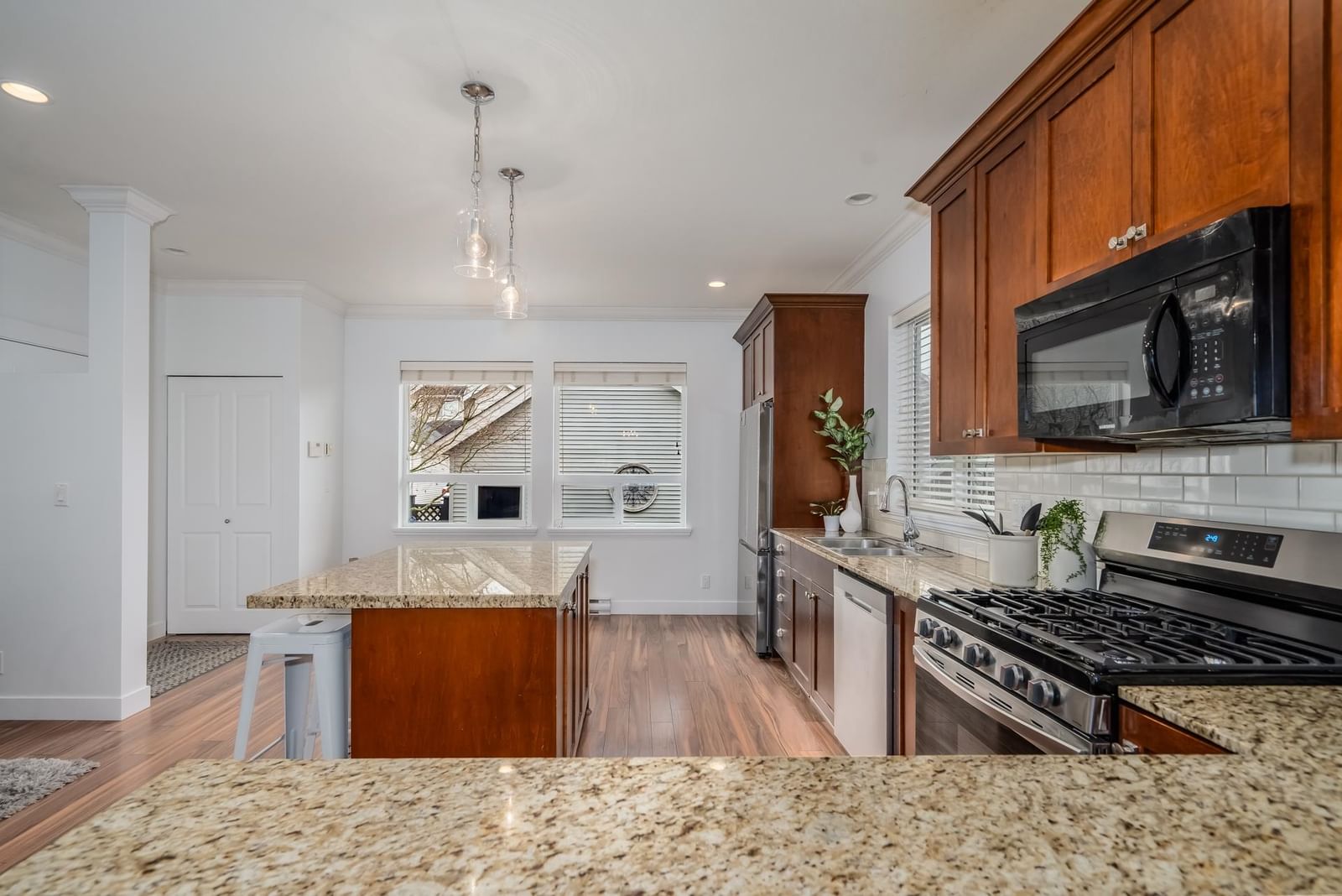 Listing Image 11