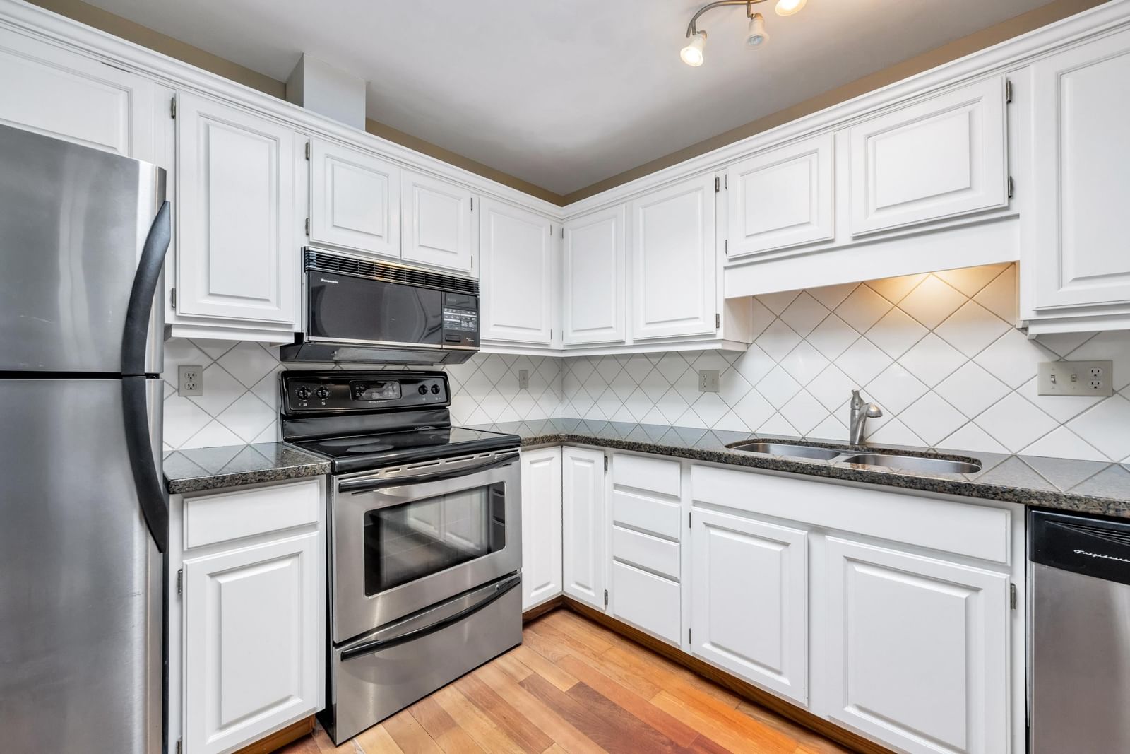 Listing Image 14