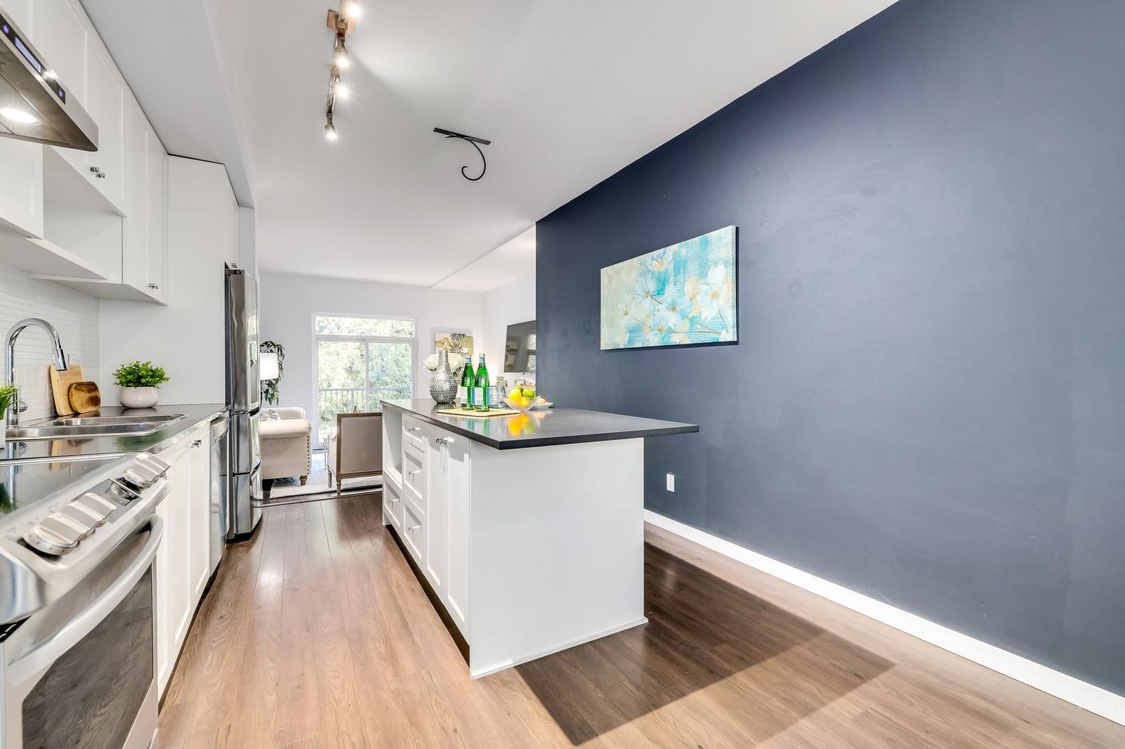 Listing Image 12