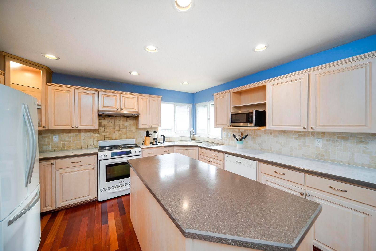 Listing Image 10