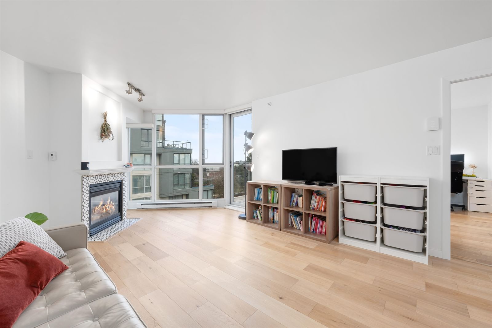Listing Image 11
