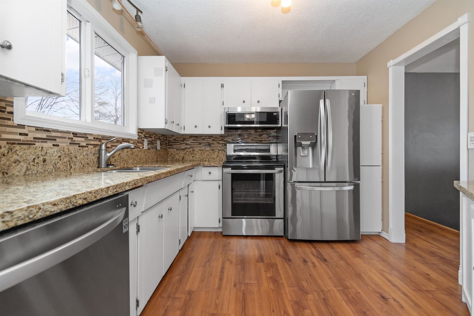 Listing Image 11