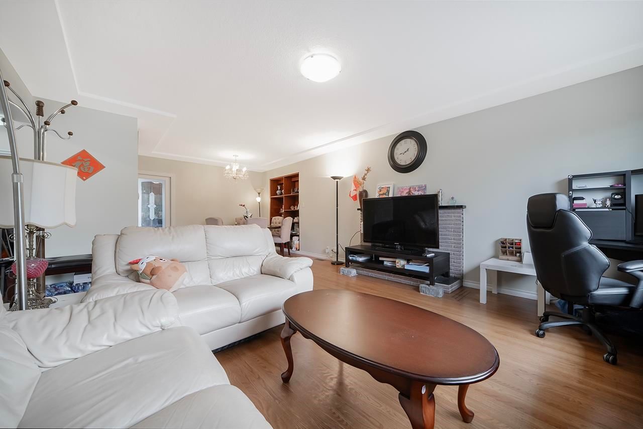 Listing Image 4