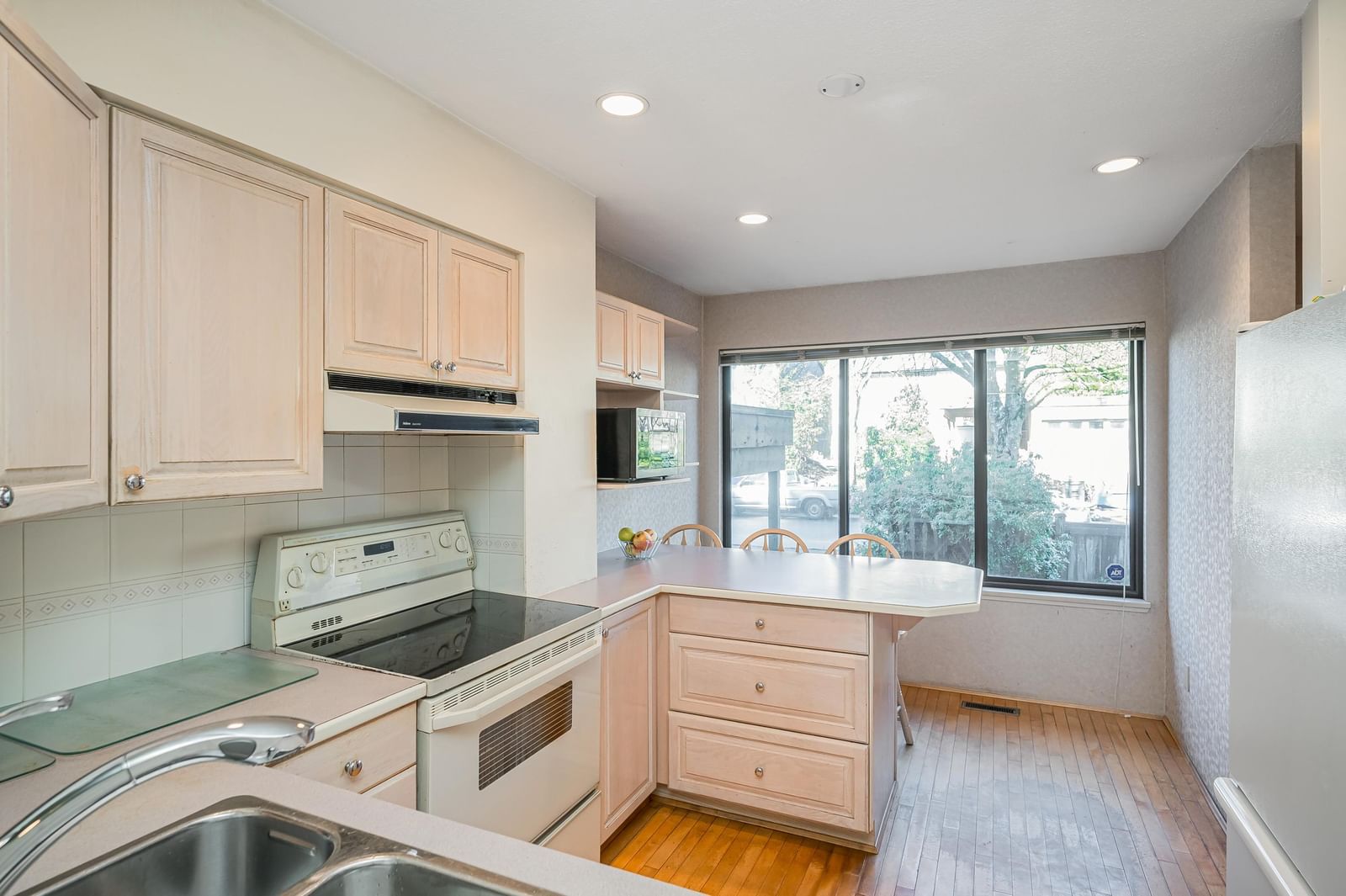 Listing Image 11