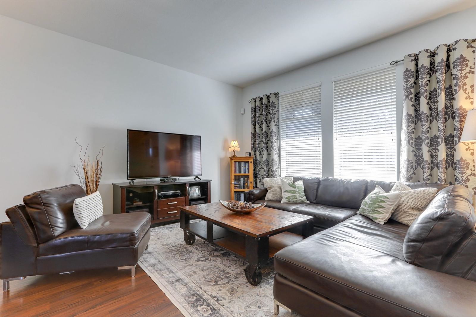 Listing Image 4