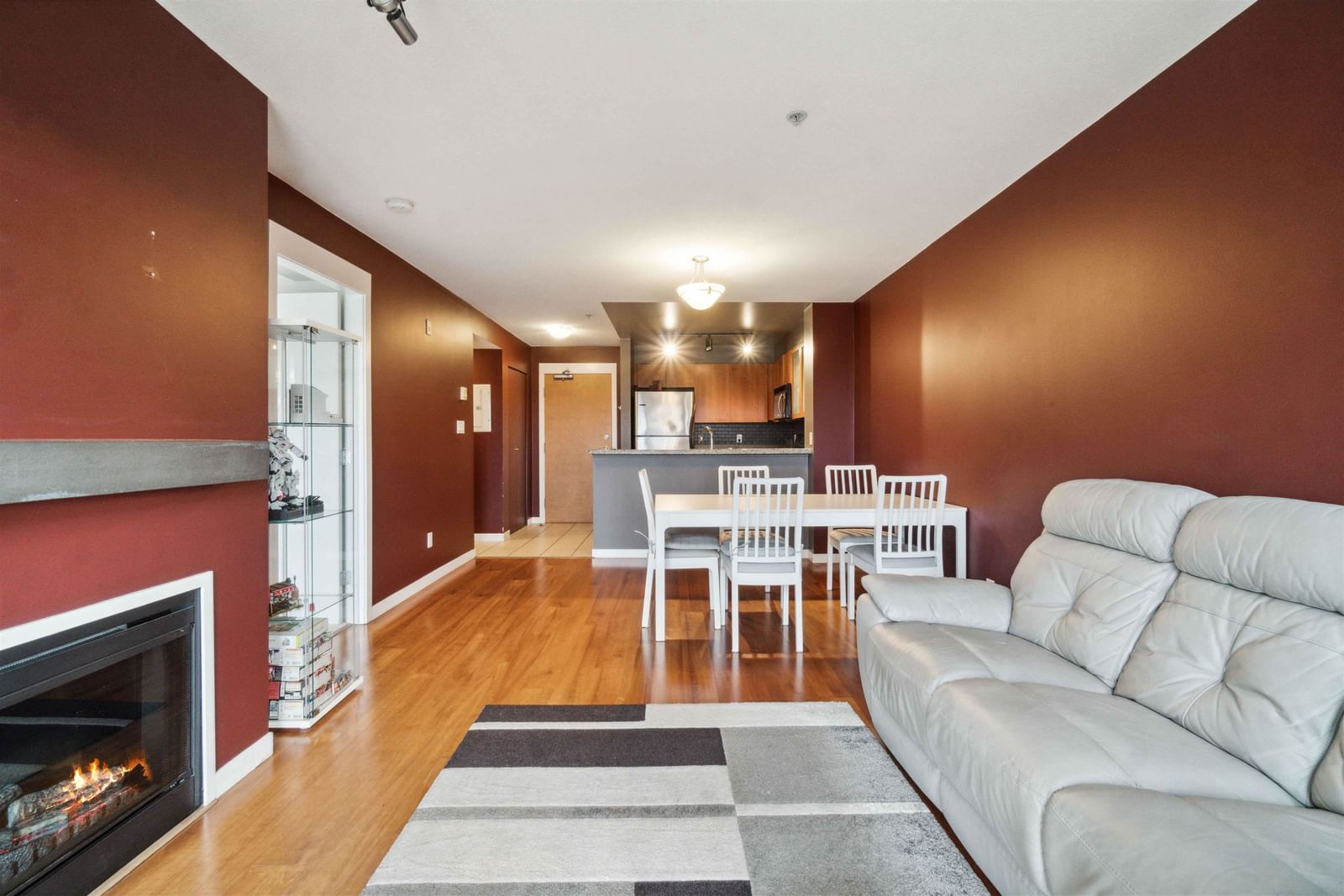 Listing Image 12