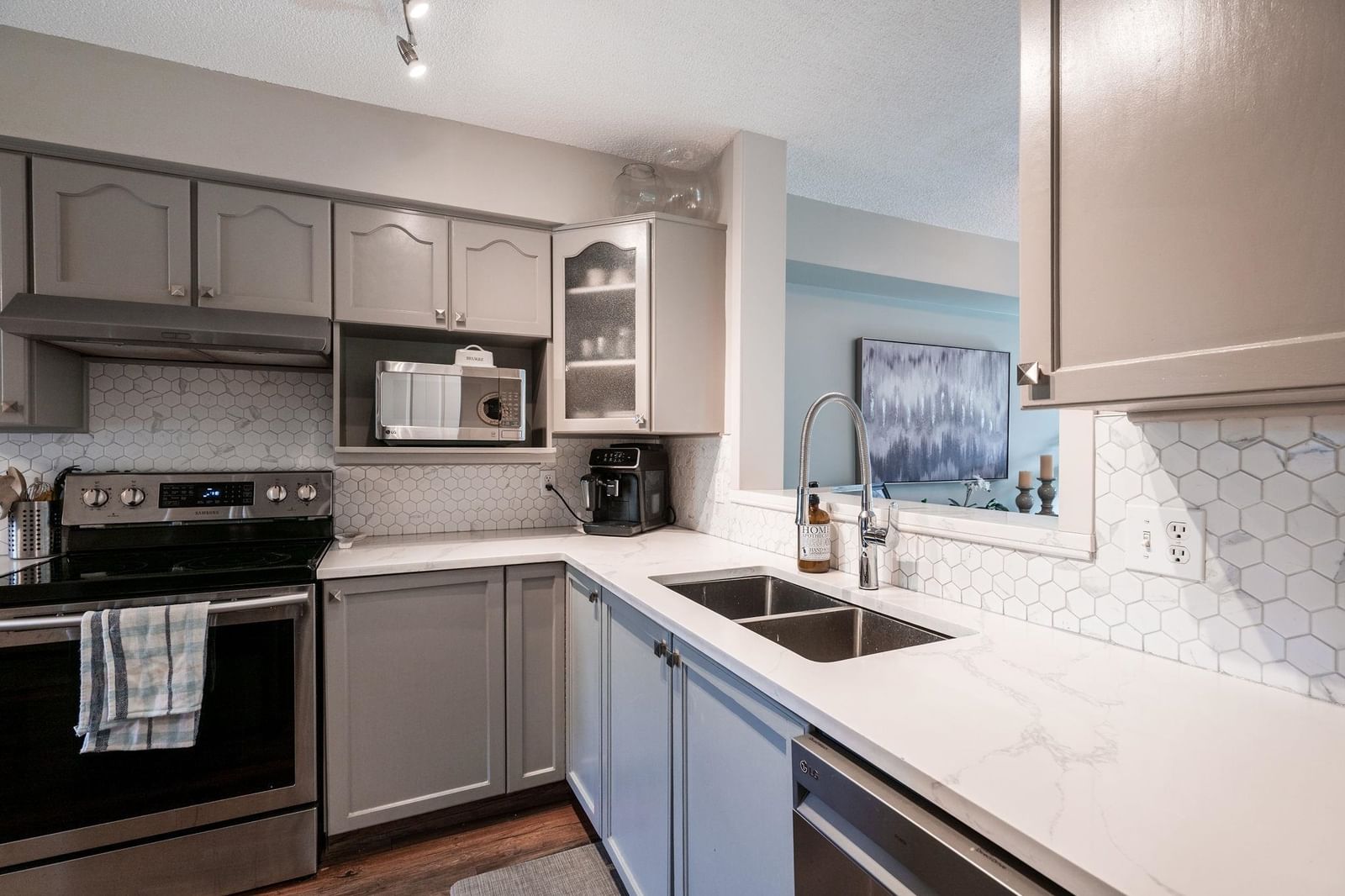 Listing Image 9