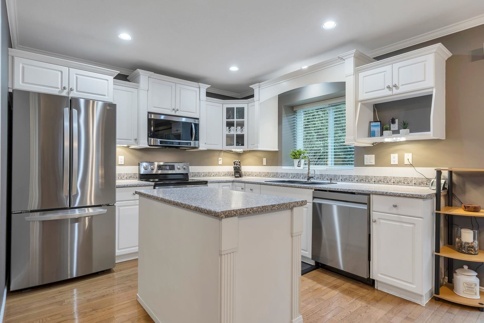 Listing Image 10