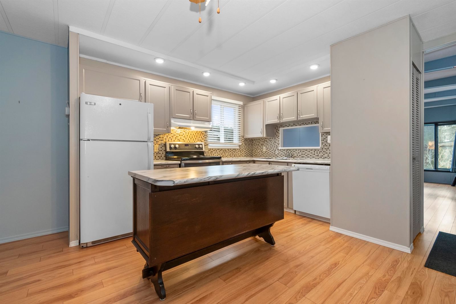 Listing Image 5