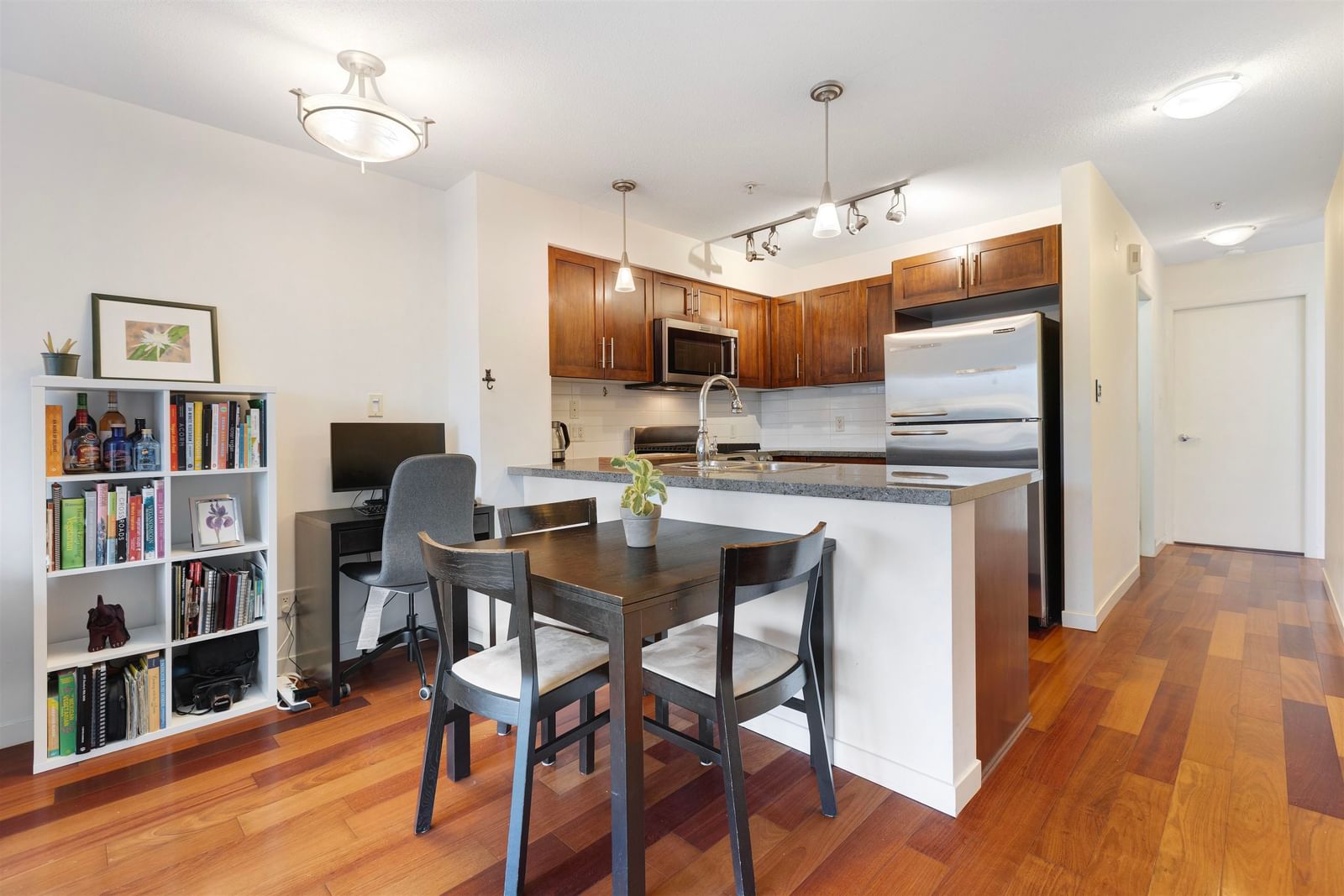 Listing Image 6