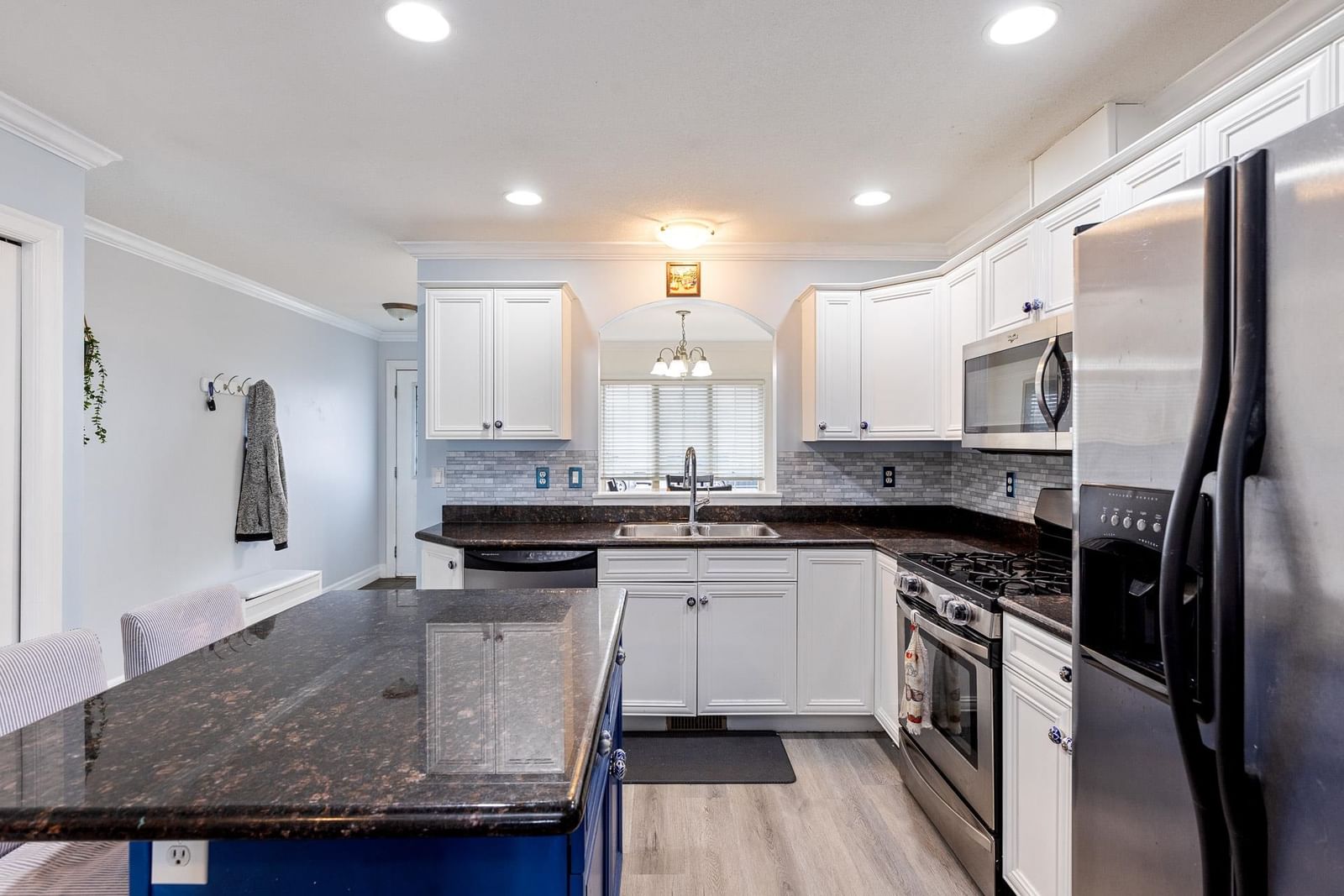 Listing Image 11