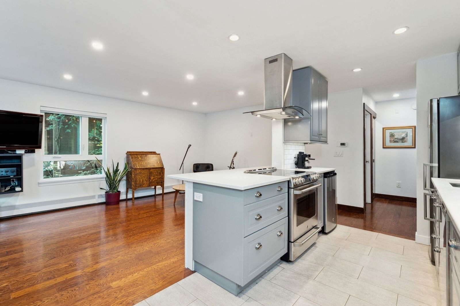 Listing Image 10