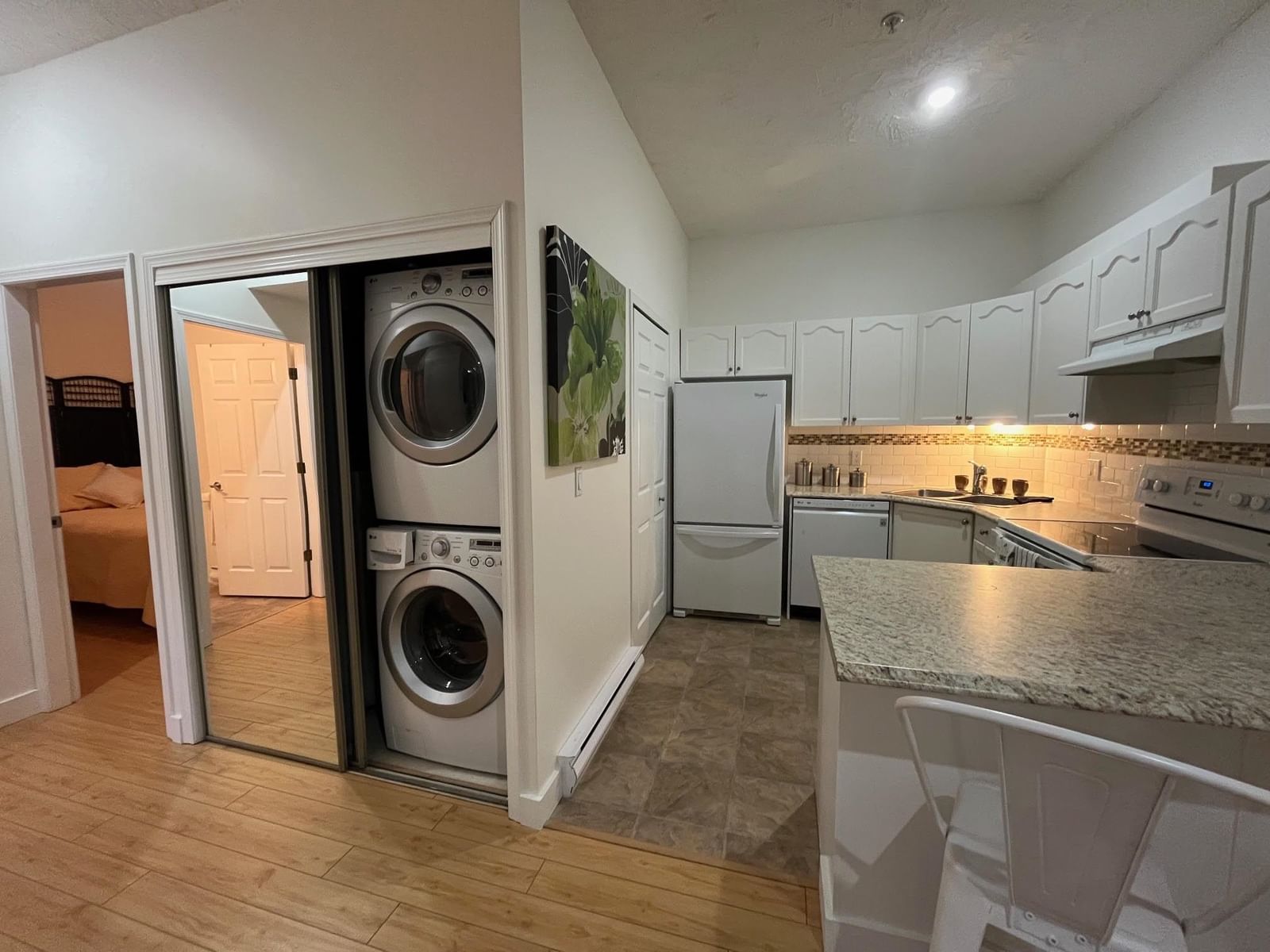 Listing Image 4