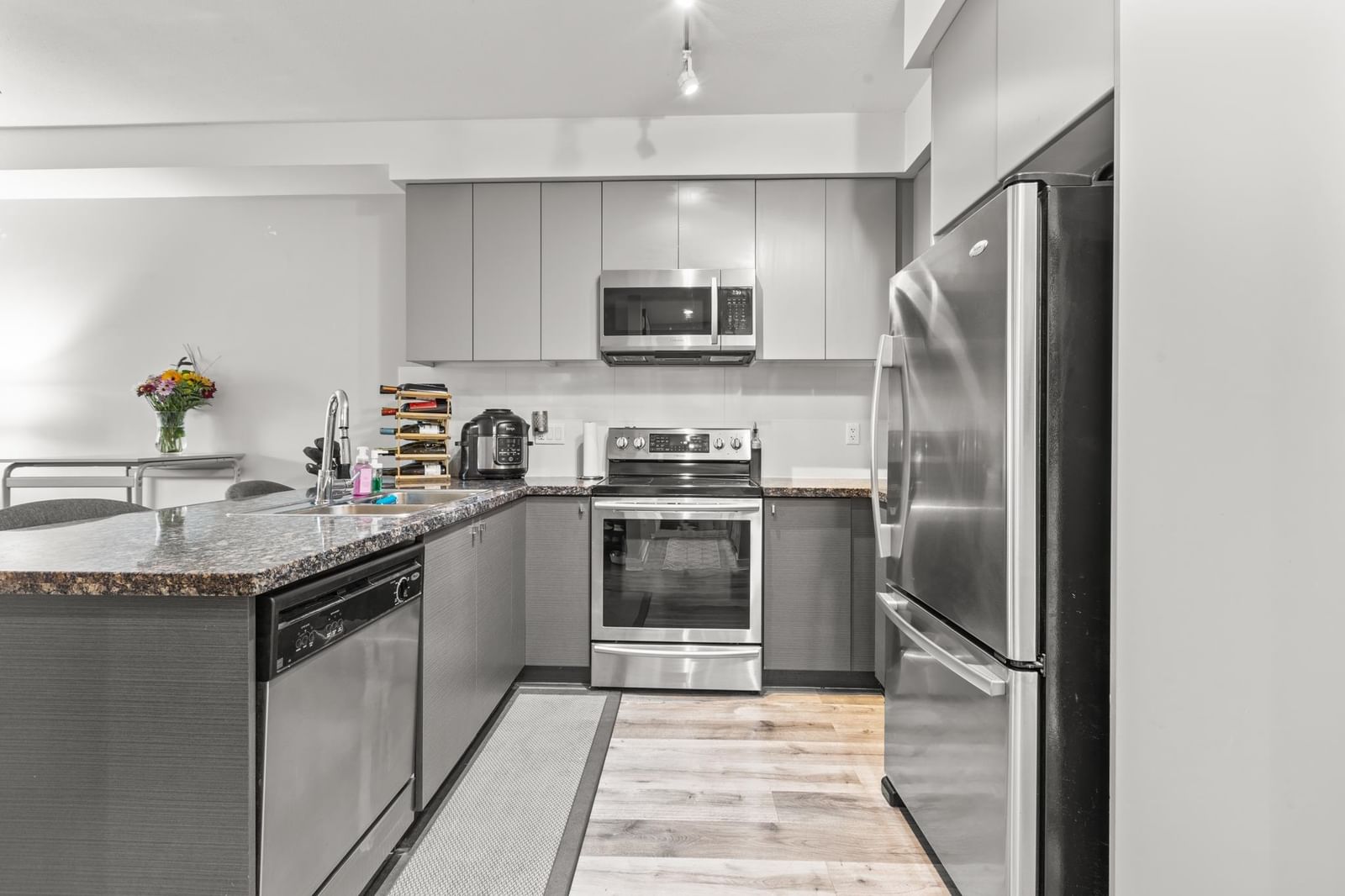 Listing Image 5