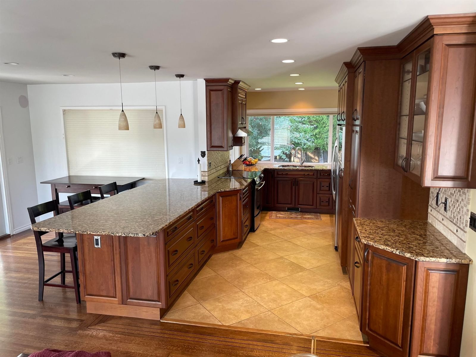 Listing Image 12