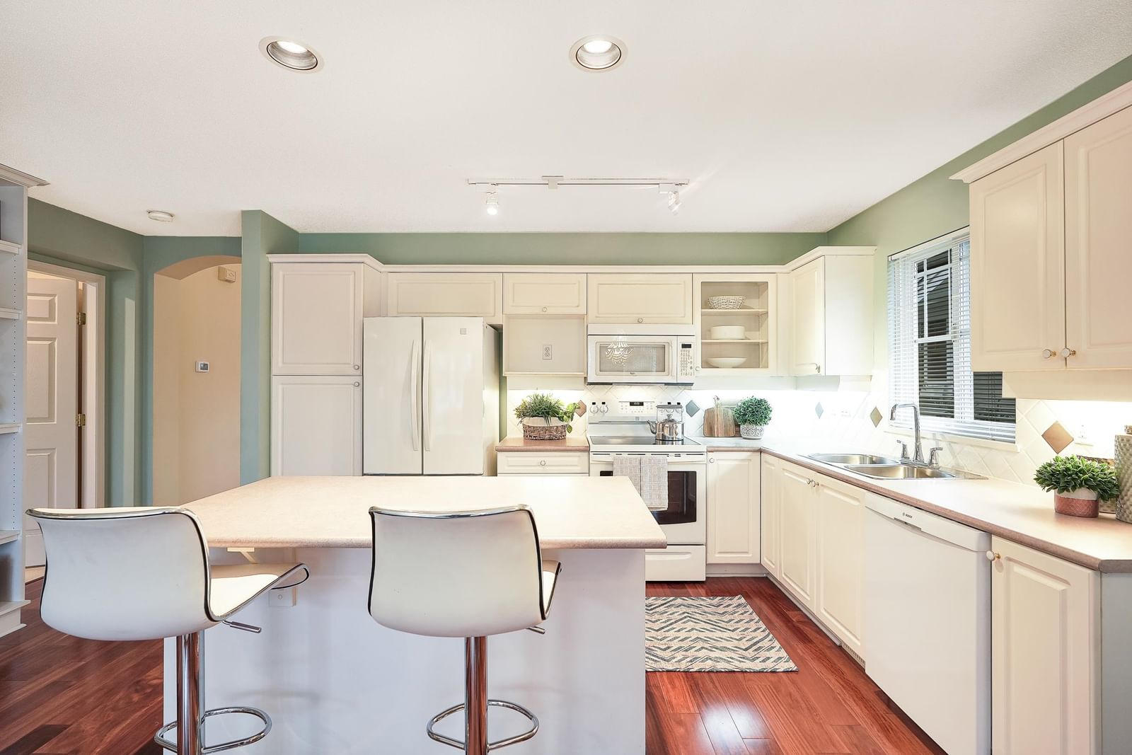 Listing Image 12